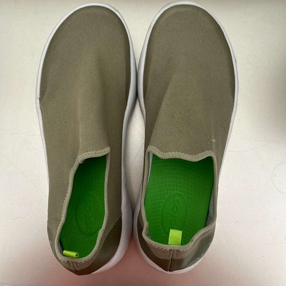 Women’s green size 11 Oofos sneakers